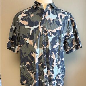 Burton Short Sleeve Button-Up Shirt – Camouflage Print – EUC
